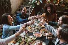 Gäste stoßen in Gastronomie an