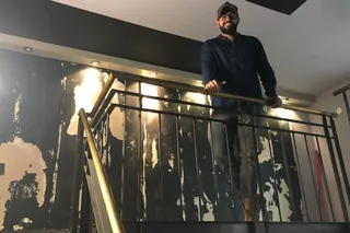 Hussein steht in seinem Café