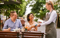 Kartenzahlung in einer Gastronomie im Aussenbereich