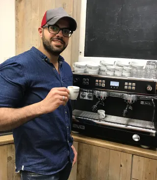 Café-Neugründer Hussein beim Kaffeetrinken