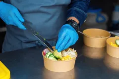 Zubereitung von Speisen in Food Truck