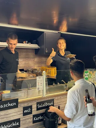 Markenbotschafterin von orderbird, Franziska Weidner, zufrieden mit dem Team