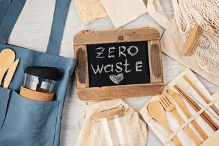 Tafel mit dem Text Zero-Waste, zwischen Küchenutensilien