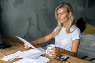 Unternehmerin erledigt Büroarbeit