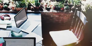 Tisch mit Laptop und anderen Utensilien für die Buchhaltung