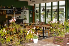 Innenbereich und Außenbereich Restaurant mit Tischen