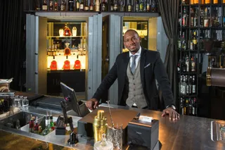 Zufriedener orderbird Kunde Jesse James in seiner Bar mit Kassensystem