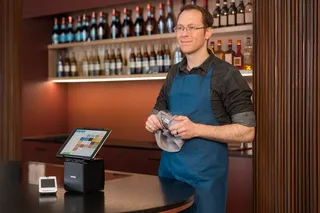 Barkeeper mit Kasse von orderbird in Bar
