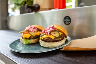 Zubereitete Burger auf Theke von Food Truck