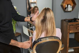 Frau erhält Beratung beim Friseur