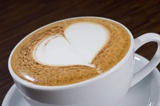 Kaffee mit Herzmuster im Milchschaum. Die Berlin School of Coffee zeigt, wie's geht