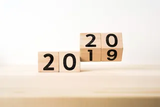 Holzwürfel mit je einer Zahl. Zusammen zeigen sie 20 und den Wechsel von 19 zu 20.