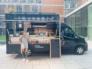 Franziska Weidner vor einem Foodtruck