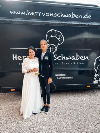Markenbotschafterin von orderbird vor Food Truck
