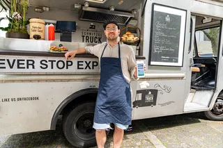 Foodtruck Besitzer mit mobiler Kasse