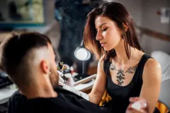 Tattoo Artist bei der Arbeit