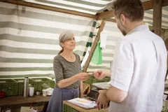 Bezahlsituation mit Kassensystem auf dem Wochenmarkt