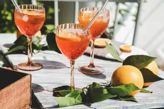 Aperol Spritz auf Tisch als Startbild für Getränkeindex