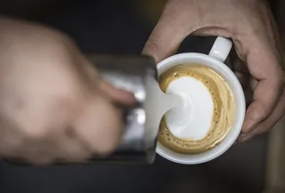 Milchschaum und Latte Art für das Servieren eines perfekten Kaffees.