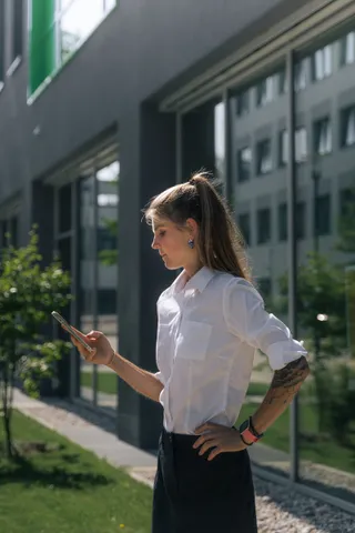 Franziska Weidner beim Prüfen von Informationen im Web