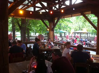 Die 550 Plätze des spanischen Restaurants Estancia Santa Cruz in Wien werden heute von nur noch max. 6 Servicekräften bedient. Besitzer Lucky: nie mehr ohne Funkbonieren!