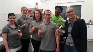 Ines Bergauer und Vinroy Sterling mit ihrem Team