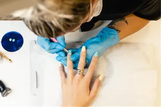 Nägel werden im Kosmetikstudio lackiert
