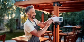Gastronom installiert Beamer in seinem Außenbereich