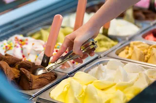Kugel Eis wird aus Behälter entnommen