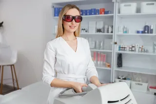 Kosmetikern mit Lasergerät