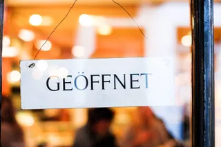 Ein Geöffnet-Schild an der Tür eines Restaurants