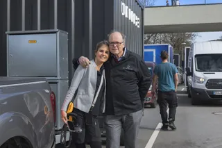 Markenbotschafterin Franziska Weidner mit ihrem Vater vor Foodtrucks