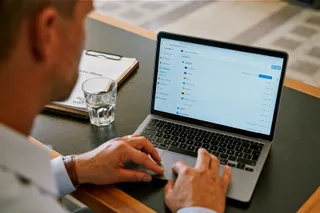 Gastronomiebesitzer macht Umsatzanalyse in MY orderbird