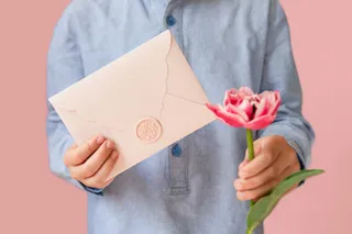 Geschenkgutschein in hübschem Umschlag mit Blume