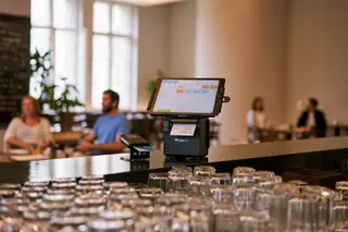 Kassensystem mit Drucker und Kartenleser in einer Gastronomie mit Beleg