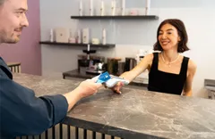 Friseurin nimmt Kartenzahlung via NFC an