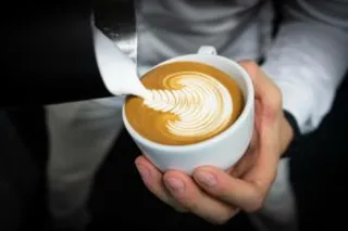 Barista kreiert Latte Art