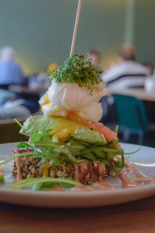 Stulle belegt mit Ei, Avocado, Lachs und Salat