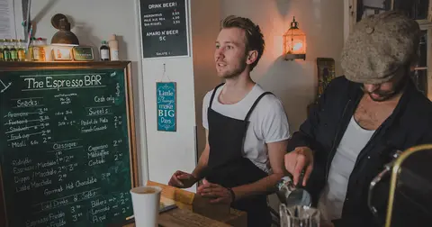 orderbird Kunde bereitet Kaffee zu im Café