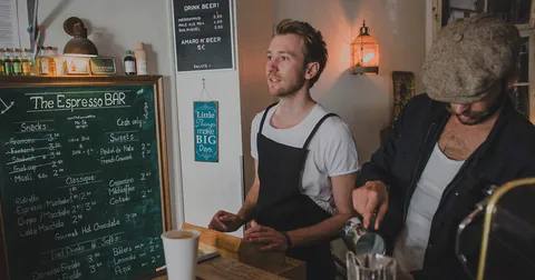 orderbird Kunde bereitet Kaffee zu im Café