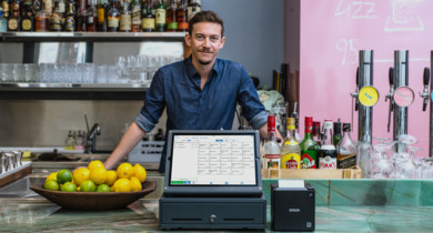 orderbird-Testimonial Fridolin mit dem iPad-Kassensystem in seiner Bar