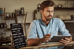 Gastronom erstellt Businessplan am iPad