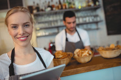 Gastronomie-Gründer hinter und vor einer Theke