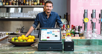 Fridolin in seiner Wiener Bar Miranda mit dem orderbird iPad-Kassensystem
